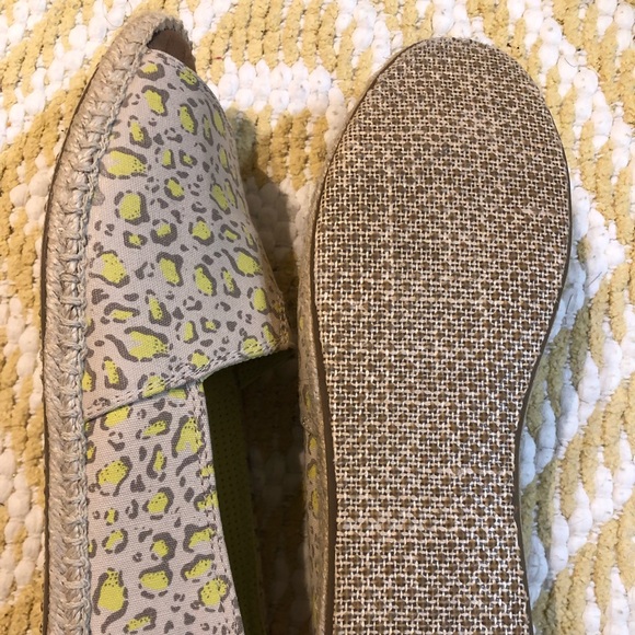 TOMS leopard print open toe slip ons with neon yellow - Picture 2 of 3